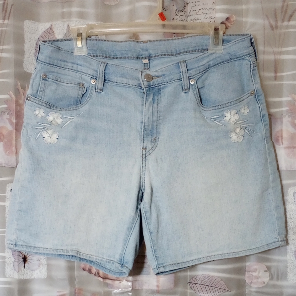 Levi’s Strauss & Co. Light Wash Floral Embroidered Jean Shorts Women’s S…